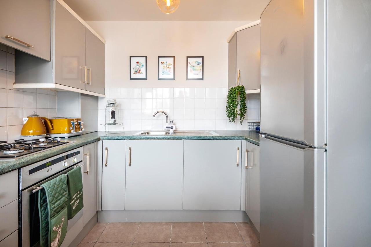 Lovely 4 Bedroom Flat In Wandsworth- London Bagian luar foto